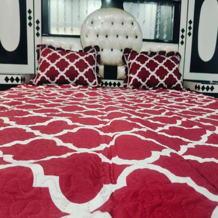 Elegant Red & White Quatrefoil Bedspread Set